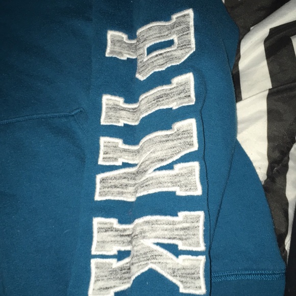 Pink vs pullover - Picture 2 of 3